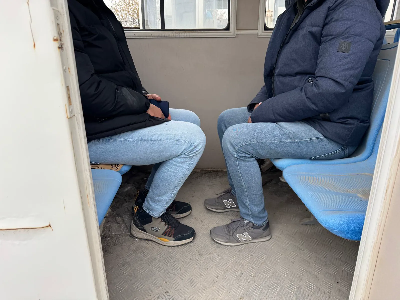 Opposing passengers knees colliding
